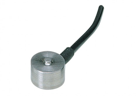 123 - je miniaturní nerezový snímač diskového tvaru o průměru 16mm, s krytím IP65, určený k měření tlakových sil v rozsazích  0-50N až 0-2kN. Napájení a výstupní signál jsou vyvedeny stíněným kabelem o délce 3m.
